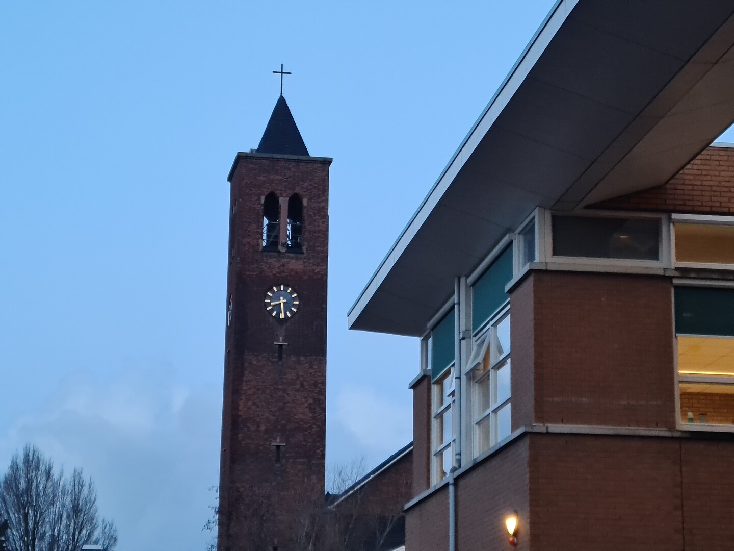 kom op tijd kerkklok en school